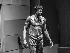 九游游戏中心官网-字母哥重返赛场，持续失利首场状态出色，公牛观众沸腾！(重返未来1999苏芙比)